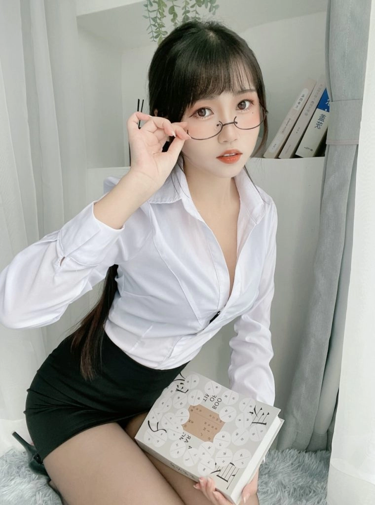 不呆猫 NO.064 黑丝包臀OL [24P5V-908MB]-尤坊沐